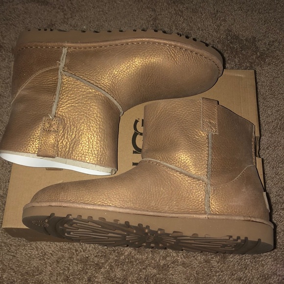 UGGS - Picture 2 of 4